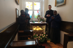 2019.05.08-Klerycy-z-Tanzanii-na-obchodach-Bialej-Niedzieli_01