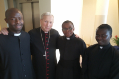 2019.05.08-Klerycy-z-Tanzanii-na-obchodach-Bialej-Niedzieli_02