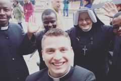 2019.05.08-Klerycy-z-Tanzanii-na-obchodach-Bialej-Niedzieli_03